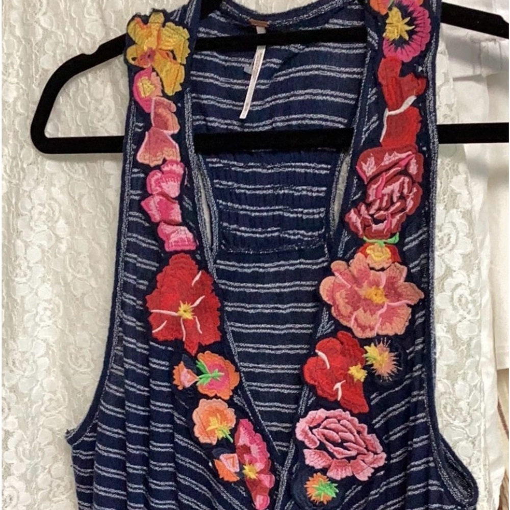 FREE PEOPLE EMBROIDERED FLOWER CROSSOVER TANK…STORE RETURN